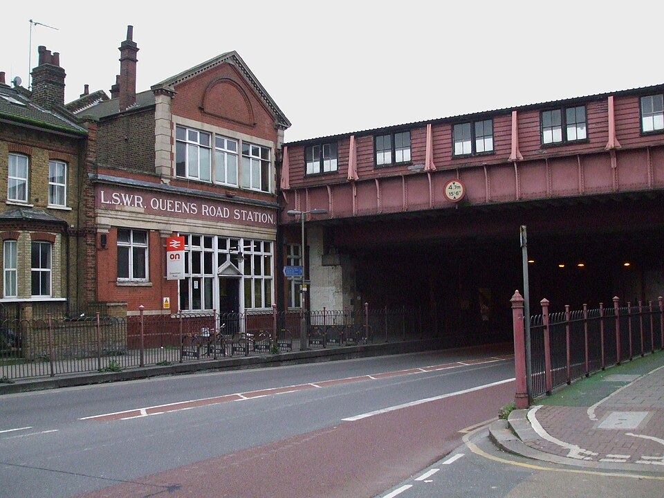 Queenstown Road railway station